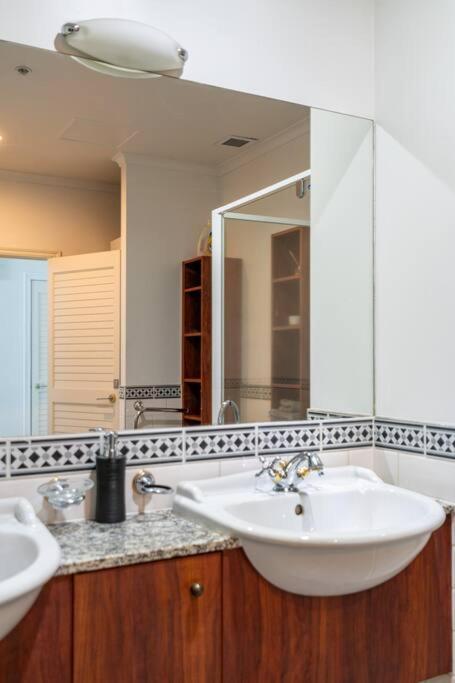Spacious Penthouse With Spectacular Harbour Views! Auckland Eksteriør bilde